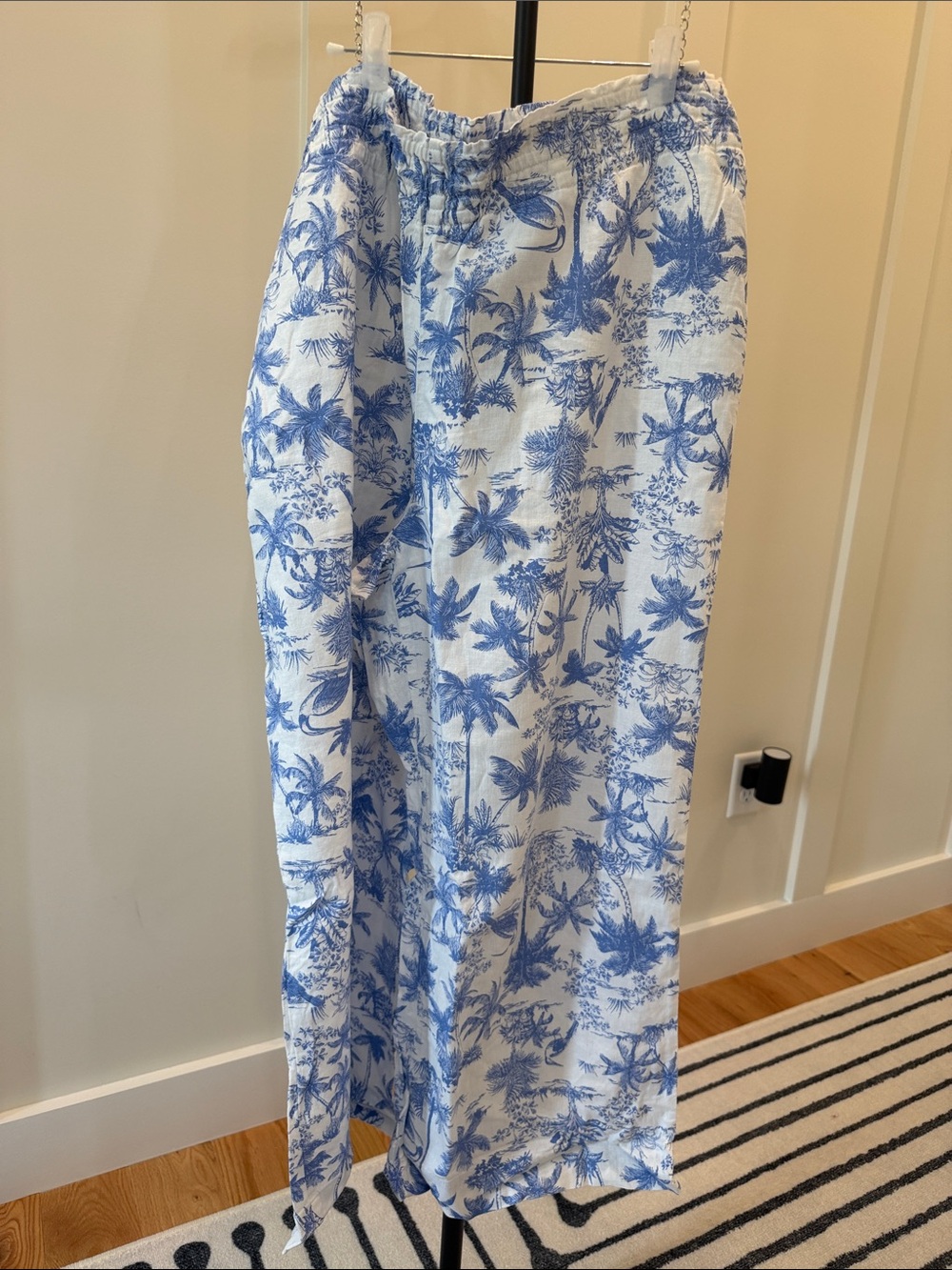 a new day XL SHORT White Lounge Pants with Blue Palm Toile Print #622 - Picture 5 of 7